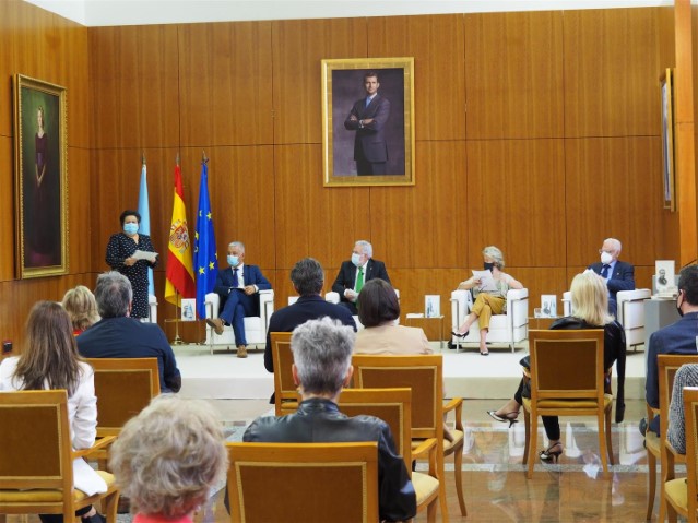 O Parlamento de Galicia rende homenaxe a Carballo Calero cun libro e unha mostra bibliográfica